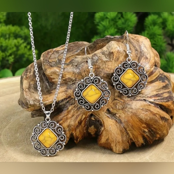 Coming Soon! Sparkling Vintage Boho Necklace And Earrings Set! NIP! - Picture 1 of 2